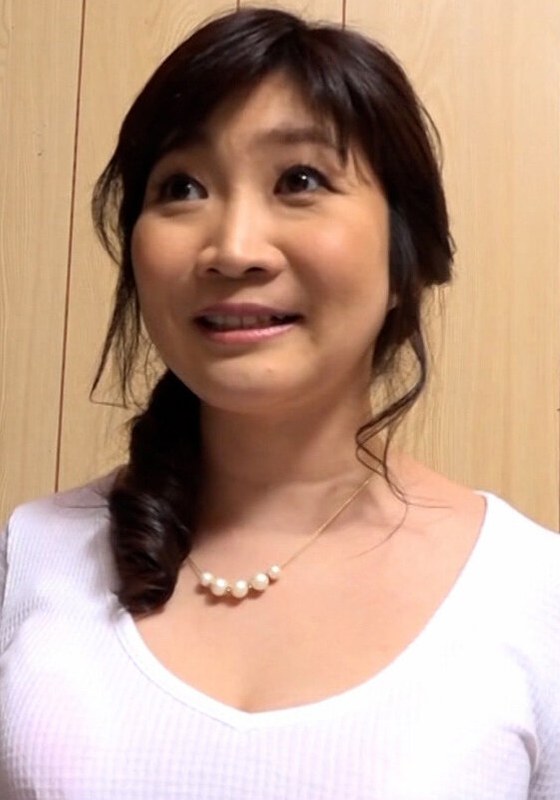 年齢の割にはふんわりした四十路熟女の不思議ちゃん宅で初撮りAV撮影！弾ける敏感巨乳と甘い喘ぎで男優の肉棒もガチガチにする適性抜群のエロSEX！ アイキャッチ画像 【人妻熟女】