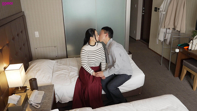 結婚して20年、平凡な生活を送る主婦。最近、年齢を重ねるごとに心が冷めていくのを感じる…もう一度だけ10代の頃のようにキスしただけでドキドキする燃えるようなSEXがしたい。一日限定彼氏と最初で最後の不貞中出しSEX まこさん（42歳） 台東区在住 子供:息子（18歳）/コスモス映像