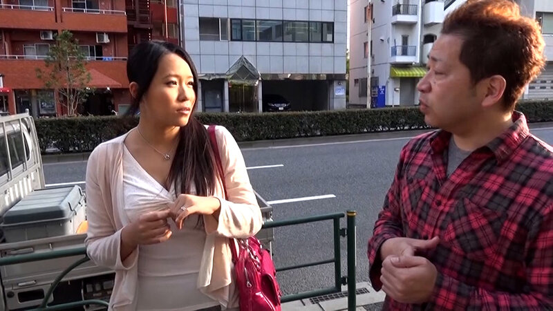 街行く巨乳若妻さんに、セクシーショットを撮らせてくれたら謝礼が発生するんですが…。ヤリタイ盛りの若妻は股間を濡らし3P絶頂イキの中出しSEX！/即ヌキ