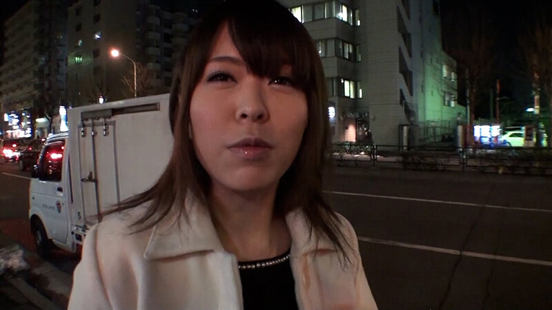 巨乳の美人若妻さん限定のエロインタビュー！旦那さんと半年セックスレスで欲求不満の股間にローター押し当て淫乱開花の3P中出し性交！/即ヌキ