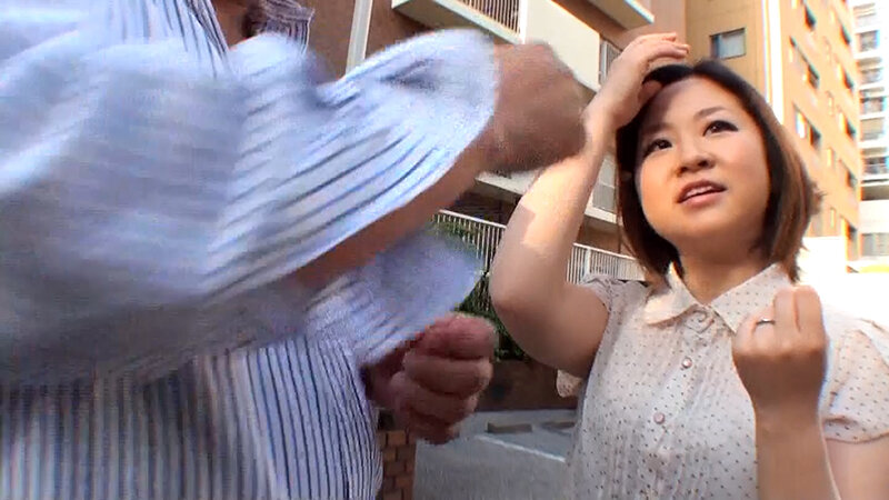 街行く結婚2年目の若妻さんを番組に出演してくれませんか？とナンパ！もう半年もセックスレスで欲求不満の奥様にセンズリ見せつけナシクズシの中出し性交！/即ヌキ
