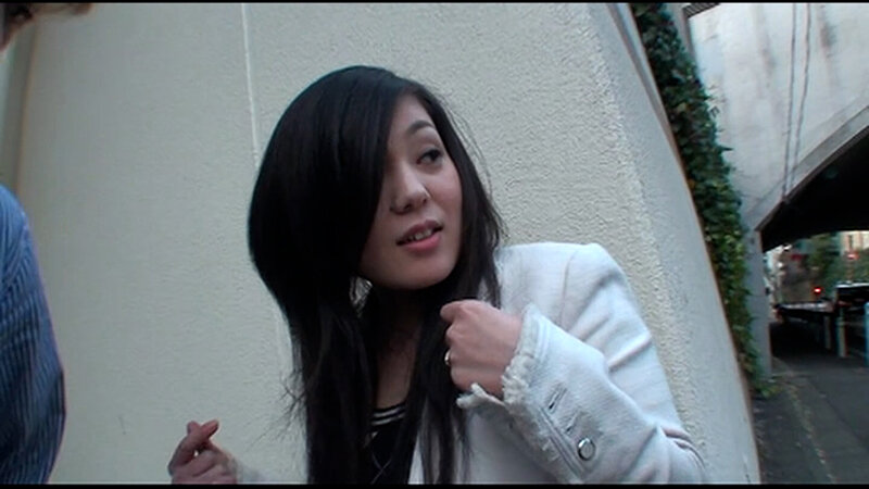 巨乳奥様限定ナンパ！インタビューに答えてくれるだけで謝礼が貰えると着いて行くと…。ナシクズシのボディタッチに「えっ！」戸惑いながらの中出しSEX！/即ヌキ