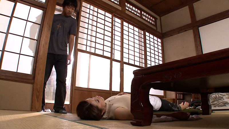 ニットのシャツに浮かぶポチっと乳首の色っぽいお母さん！愚息のクンニにあえなく完堕ち！人には言えない狂った家庭内交尾！/即ヌキ