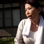 早くに旦那さんを亡くして独り身で田舎暮らしの五十路熟女。寂しさとひと肌恋しくて野外で大胆初撮りSEX！/即ヌキ
