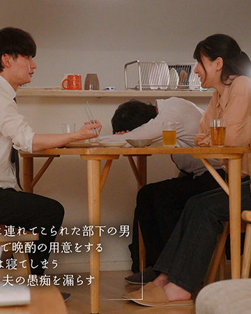 夫が近くで寝てるからコッソリとトロけるまで耳をチンポみたいに舐める‘ミミラチオ’で聴覚から発情させる美人妻 宮西ひかる/YONAKA