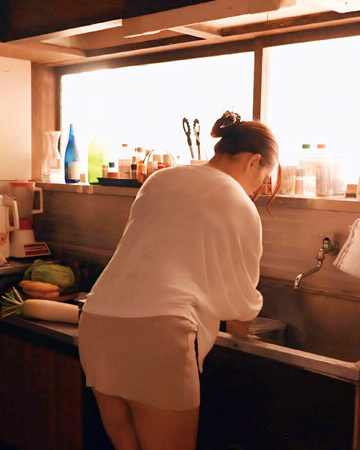 台所は嫁の聖域です。夫が不在中に家庭内不倫をした人妻の話 雨村梨花/ホットエンターテイメント