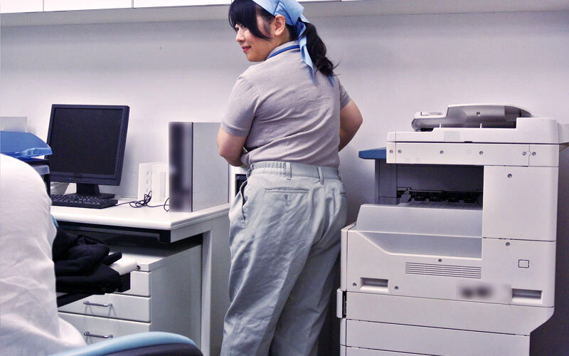 掃除婦のおばさんにわざと勃起したチ●ポを見せて「手コキだけでも…？」とお願いしたら、どんな結末が…！！？4時間/泥棒猫/エマニエル