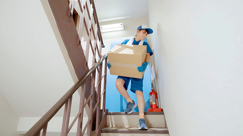 引越屋NTR ガテン系筋肉男だけの職場にただ一人の新婚アラフォー妻、若い絶倫チ○ポとの汗だくSEXにハマり肉オナホに堕ちる 本田瞳/ディープス