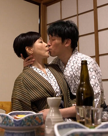 嫁の実家のお義母さんの色香に惑わされ禁断の愛欲に溺れる娘婿と深夜の露天風呂SEX！/即ヌキ