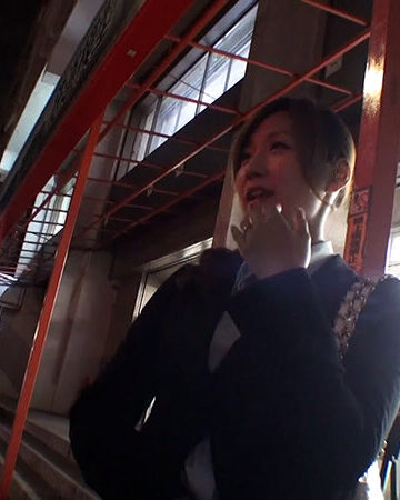 暇そうな美人奥様をナンパしてAV鑑賞をしてもらいました！最近ご無沙汰な夫婦生活で欲求不満を募らせている若妻さんと本能丸出し乱交SEX！/即ヌキ