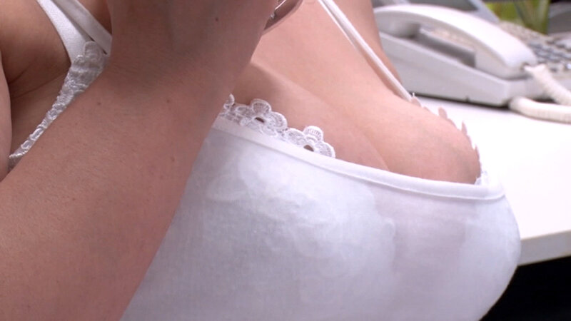 残業を心配して差し入れを持って来てくれる部下思いの優しい巨乳の女部長！ムラムラした熟女の誘惑淫乱中出しSEX！/即ヌキ