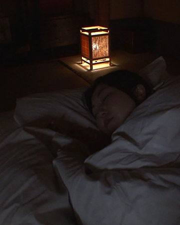 【代々続く老舗旅館の美人女将をこっそり…！】可愛い笑顔で、明るく振舞う美人女将は未亡人！久しぶりの極太肉棒を美味しそうに頬張り、白い柔肌の熟れた躰が肉欲に濡れる！/即ヌキ