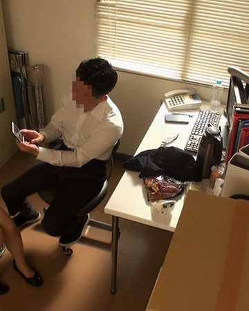 「黙っててくれるなら」沈黙と引き換えに男に身体を許すミニスカ巨乳妻！/即ヌキ