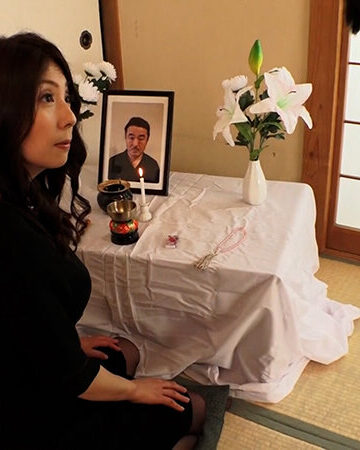 未亡人となった義姉に恋する義理の弟。遺影の前で狂おしく悶える禁断SEX！/即ヌキ