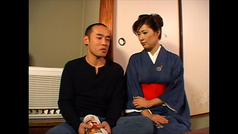 江の島のとある老舗旅館に訪れた訳アリカップルの男性客を誘惑する美人女将。それぞれの人間模様が交差する官能エロドラマ！/即ヌキ