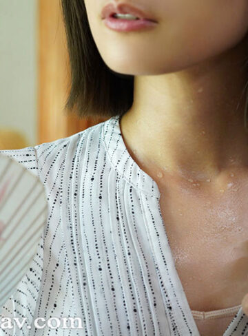 汗ほとばしる人妻の圧倒的な腰振りで、僕は一度も腰を動かさずに中出ししてしまった。 小島みなみ/マドンナ
