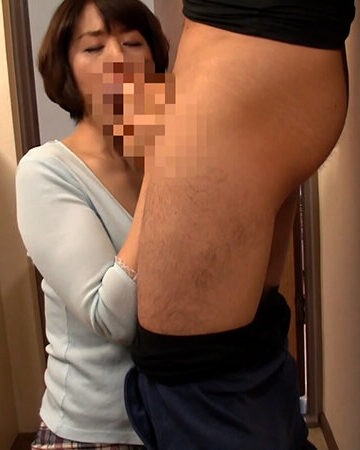 隣の奥さんがエロ過ぎて…。玄関開けたら即フェラ！欲求不満奥さんと我慢できずに濃厚中出しセックス！/即ヌキ