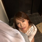 美脚巨乳のエロいお隣の奥さん。ミニスカから覗く美脚とデルタ地帯に思わず勃起！欲求不満の奥さんは嬉しそうにご近所肉棒でイキまくる！/即ヌキ