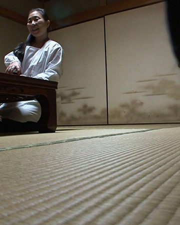 【代々続く老舗旅館の美人女将をこっそり…！】旦那は出稼ぎ、淋しい女将の乾いたアソコをこっそり弄って、肉棒ぶっ刺しイカせてやる！/即ヌキ