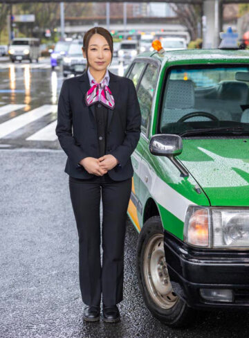 SNS総フォロワー9万人 人妻女性タクシードライバー 春木蘭子 45歳 AVDEBUT「丁寧な接客を心掛けていますが乱暴な不倫SEXが大好きです」/SODクリエイト