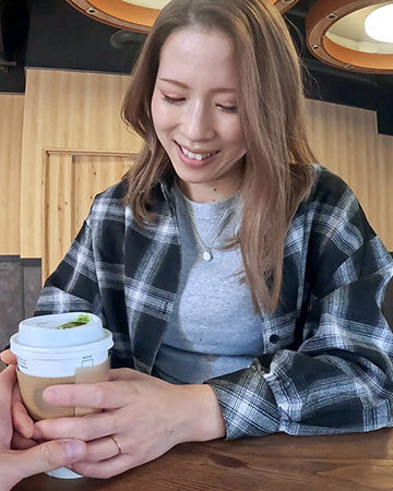 結婚して19年、平凡な生活を送る主婦。最近、年齢を重ねるごとに心が冷めていくのを感じる…もう一度だけ10代の頃のようにキスしただけでドキドキする燃えるようなSEXがしたい。一日限定彼氏と最初で最後の不貞中出しSEX あかねさん（40歳）杉並区在住 子供:息子（18歳）/コスモス映像