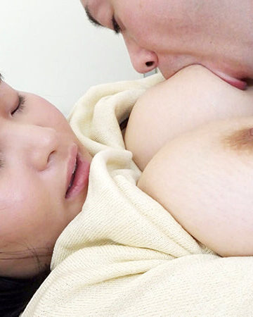 まだあどけない若妻さん、やはり1人の男で満足できる年齢ではないようで、旦那に内緒で遊び呆けるわけですが、地味でおとなしそうな顔をして痴女な面があったり、卑猥な垂れ乳Hカップの持ち主だったりとまあ色々とギャップが多く、それがまた魅力的なわけですが、本人は…/MERCURY（マーキュリー）