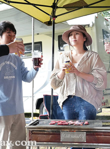 友達の家族にキャンプに誘われた僕は、キャンピングカーの中で友達の巨乳母と声我慢スローセックス中出しに溺れて何度もハメまくった2泊3日。 椎名ゆな/マドンナ